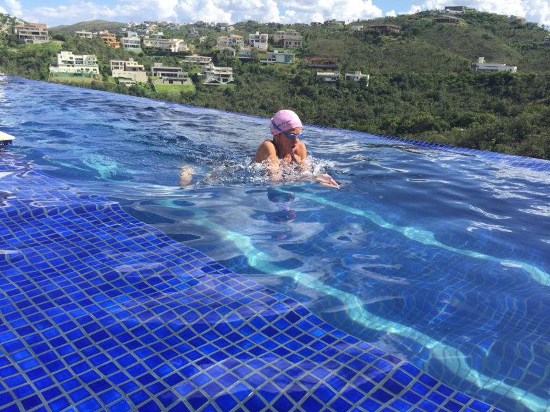 Piscina de borda infinita. Dos hotéis para residências